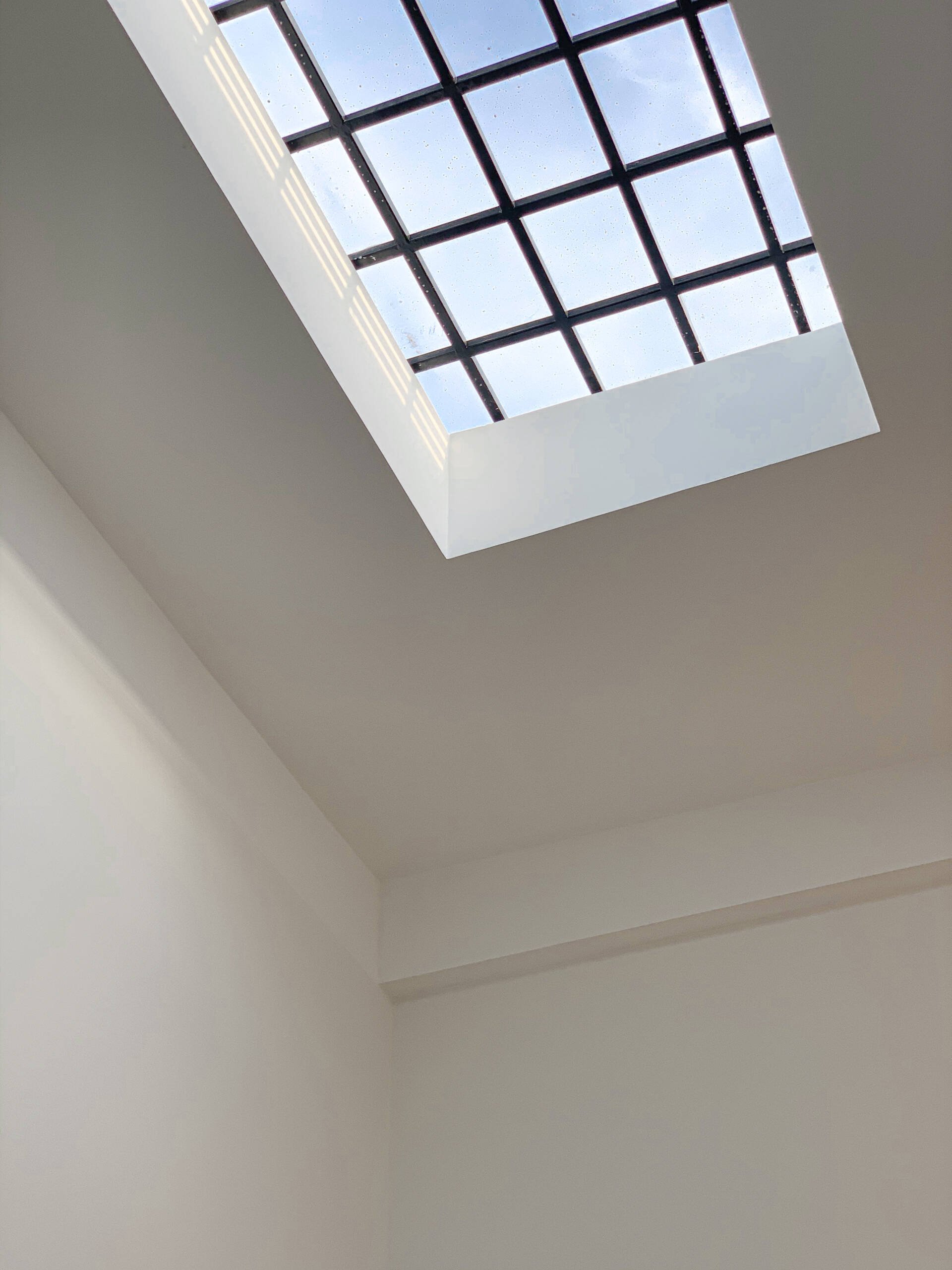 khung sắt bảo vệ giếng trời